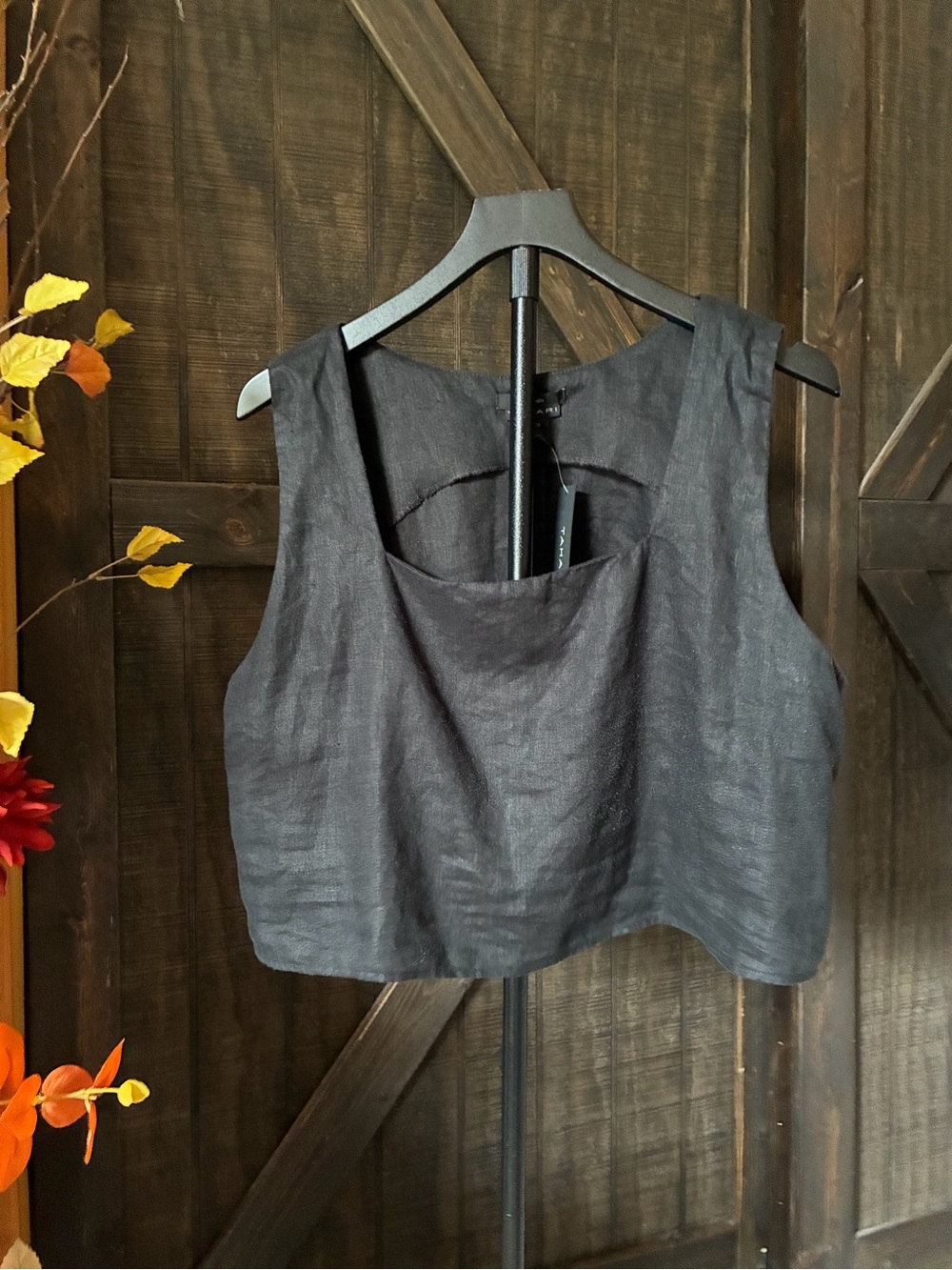 Tahari Black Square Neck Linen-Blend Crop Tank 100% Linen.  Pit 2 pit 22 L 19